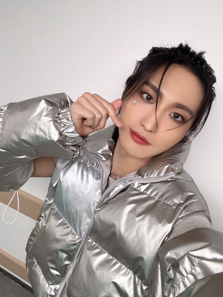 ATEEZofficial's tweet image. [#성화] 크리스마스 선물은 나다!!!🩶
#ATEEZ #에이티즈