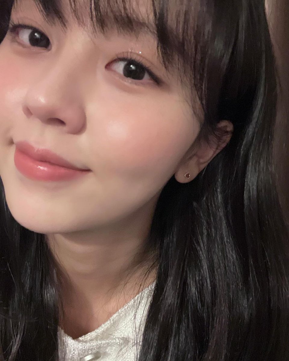 wickedypumpkin's tweet photo. she looks so baby here 🥹 imagine kim sohyun looking at you this up close im gonna melt for real 🫠

#KimSoHyun @hellokimsohyun https://t.co/395EN3npm9