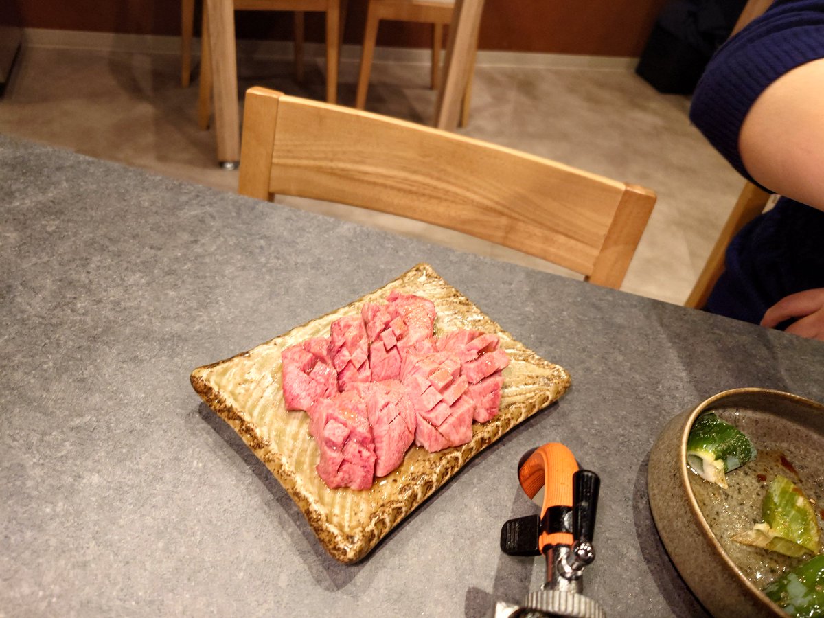 巻木氏のお店お邪魔しました！
写真で分かる肉質の良さ。
来年もよろしくお願いします🙇‍♂
<a href="/mkg0731/">巻木康亮@大阪市福島区で不動産と焼肉屋</a>