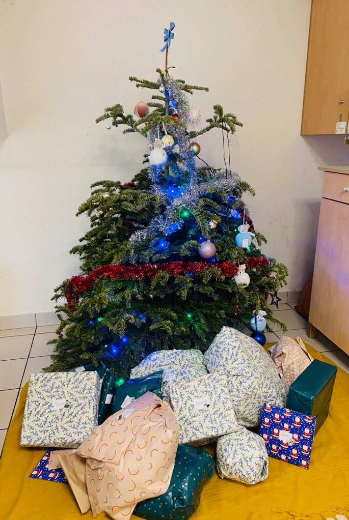 ApafedO's tweet photo. Le repas de Noël se prépare, les cadeaux offerts par nos généreuses et généreux donateurs - merci à eux - ont été déposés sous le sapin 🌲 
La joie est présente à l’ouverture des cadeaux. 
Des wahou, des mercis à chaque paquet déballé. 

Bonnes fêtes à tous et toutes !! https://t.co/jIF7RlKKOg