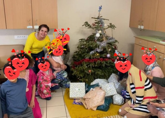 ApafedO's tweet photo. Le repas de Noël se prépare, les cadeaux offerts par nos généreuses et généreux donateurs - merci à eux - ont été déposés sous le sapin 🌲 
La joie est présente à l’ouverture des cadeaux. 
Des wahou, des mercis à chaque paquet déballé. 

Bonnes fêtes à tous et toutes !! https://t.co/jIF7RlKKOg