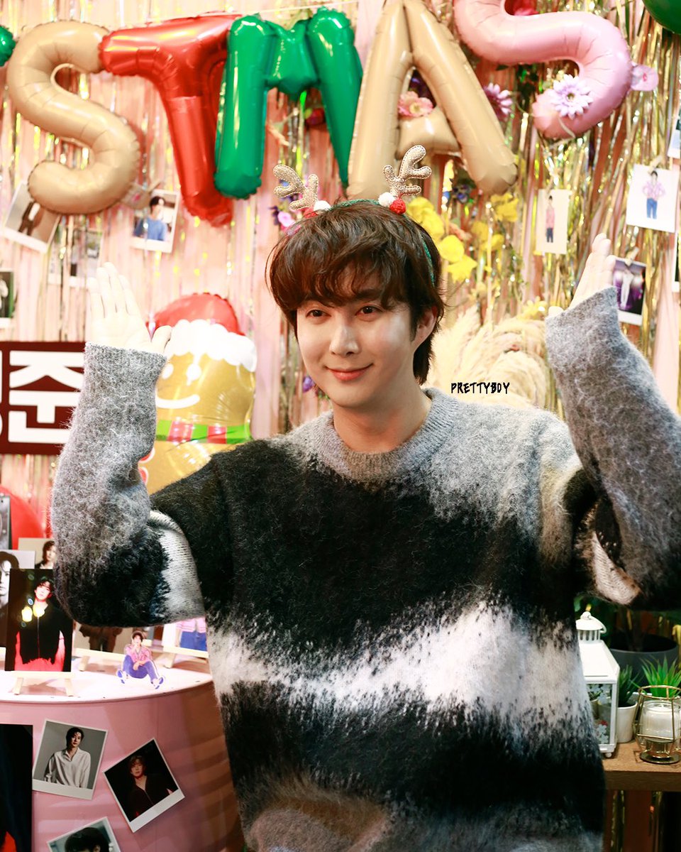 prettyboy_jun's tweet photo. 23년 마지막 달을 함께 채워주셔서 감사합니다❤️
챙겨주신 선물과 마음들도 잘 간직할게요🫶🏻
즐거운 시간되었길 바라요🩷
같이 고생해준 우리 쭌님 제일 고마워요!
행복한 연말 보내세요, 메리크리스마스🎄💛

#김형준 #kimhyungjun #프리티보이 #prettyboy #SS501 #JUNIQ #ヒョンジュン https://t.co/3DFBjRBVzD