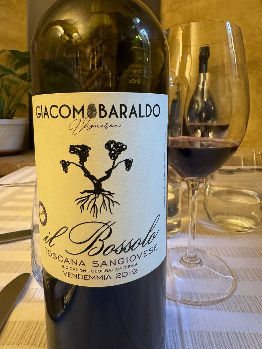 LGuazzini's tweet photo. Buon Natale 🎄 #wine #winestream https://t.co/2rENavAaQy