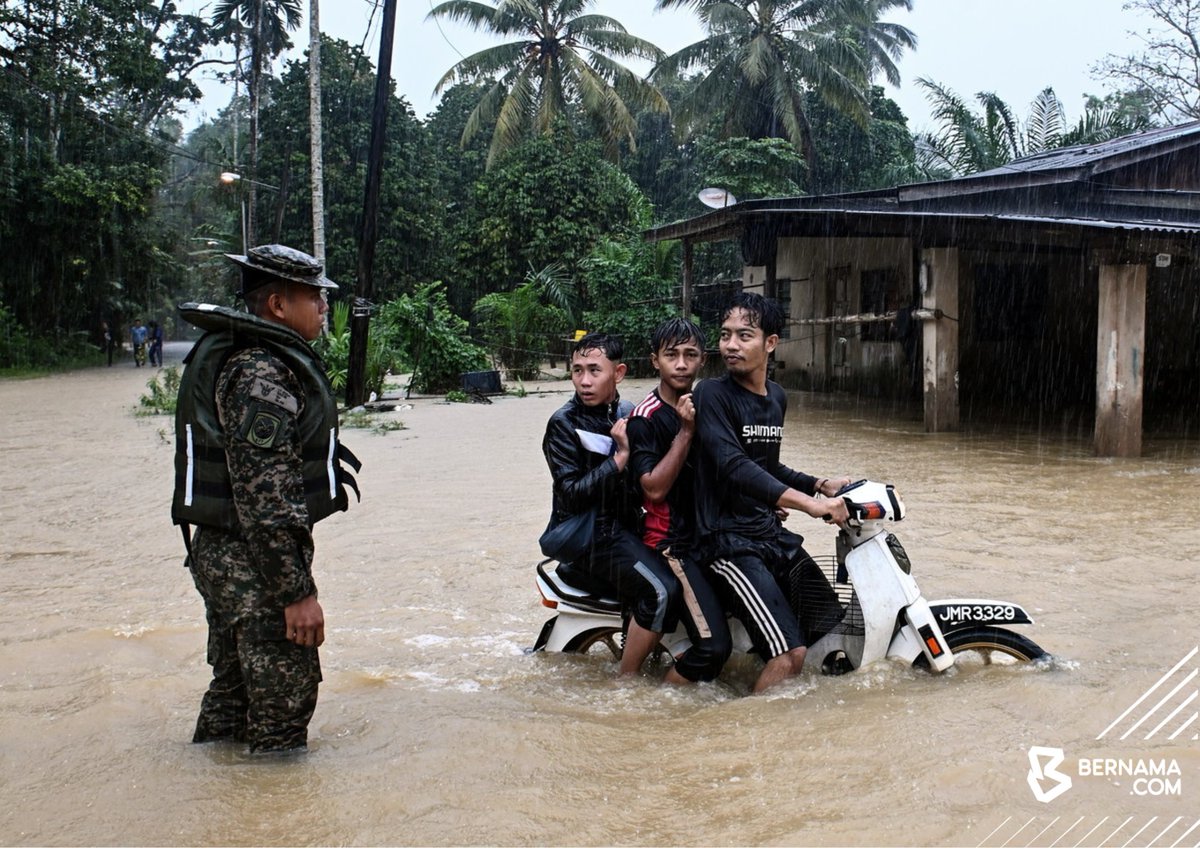 bernamadotcom's tweet photo. #Terengganu: Anggota Angkatan Tentera Malaysia (ATM) memberi peringatan kepada mangsa banjir agar mematuhi peraturan ketika banjir susulan kawasan berkenaan dinaiki air akibat hujan lebat di Kampung Shukor hari ini.

Jurucakap Sekretariat Jawatankuasa Pengurusan Bencana Negeri (JPBN) Terengganu berkata, ketika ini, sebanyak 20 PPS beroperasi di Dungun, 13 di Hulu Terengganu, lapan di Setiu, enam di Besut, enam di Kemaman dan satu di Marang.

📸 Mohd Syafiq Ambak | BERNAMA

#BernamaImages #Banjir