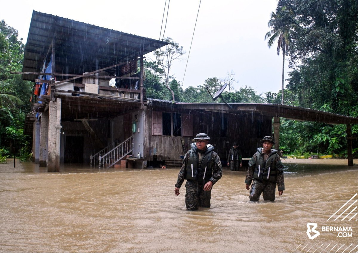 bernamadotcom's tweet photo. #Terengganu: Anggota Angkatan Tentera Malaysia (ATM) memberi peringatan kepada mangsa banjir agar mematuhi peraturan ketika banjir susulan kawasan berkenaan dinaiki air akibat hujan lebat di Kampung Shukor hari ini.

Jurucakap Sekretariat Jawatankuasa Pengurusan Bencana Negeri (JPBN) Terengganu berkata, ketika ini, sebanyak 20 PPS beroperasi di Dungun, 13 di Hulu Terengganu, lapan di Setiu, enam di Besut, enam di Kemaman dan satu di Marang.

📸 Mohd Syafiq Ambak | BERNAMA

#BernamaImages #Banjir