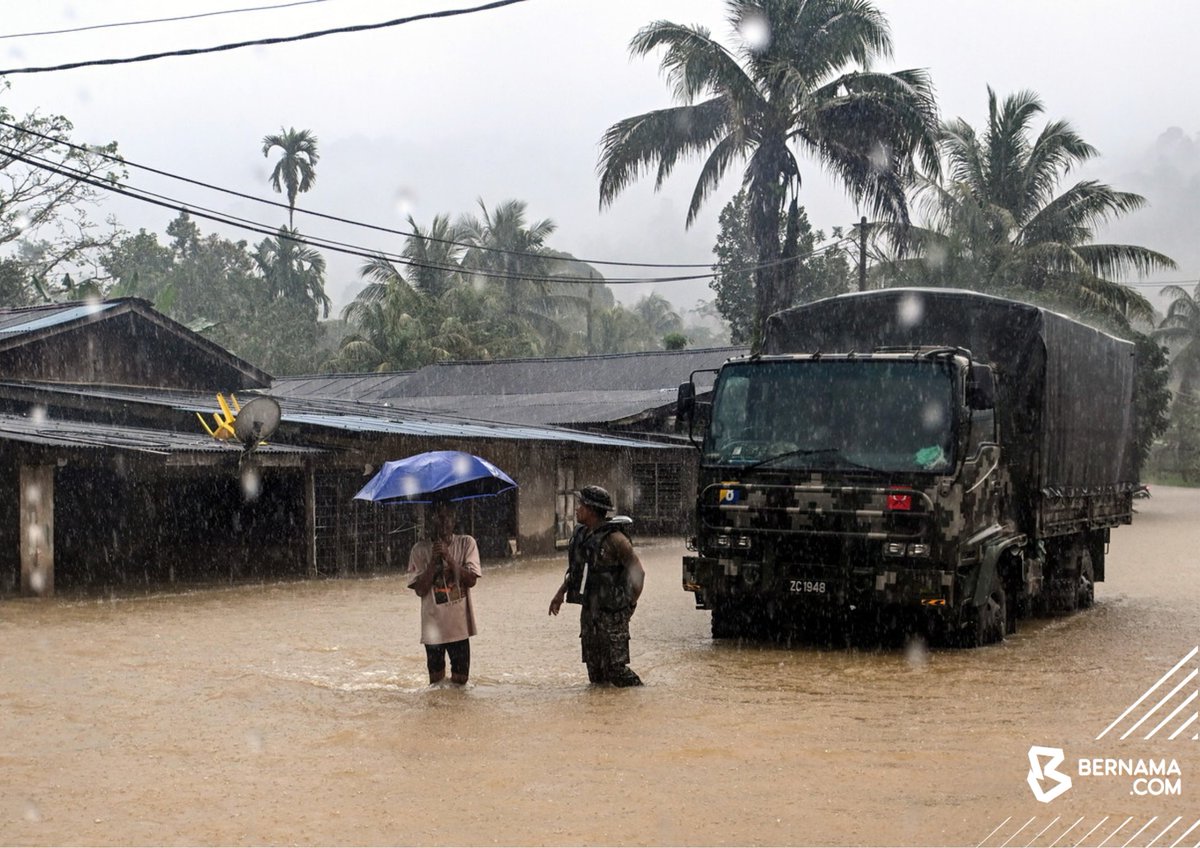 bernamadotcom's tweet photo. #Terengganu: Anggota Angkatan Tentera Malaysia (ATM) memberi peringatan kepada mangsa banjir agar mematuhi peraturan ketika banjir susulan kawasan berkenaan dinaiki air akibat hujan lebat di Kampung Shukor hari ini.

Jurucakap Sekretariat Jawatankuasa Pengurusan Bencana Negeri (JPBN) Terengganu berkata, ketika ini, sebanyak 20 PPS beroperasi di Dungun, 13 di Hulu Terengganu, lapan di Setiu, enam di Besut, enam di Kemaman dan satu di Marang.

📸 Mohd Syafiq Ambak | BERNAMA

#BernamaImages #Banjir