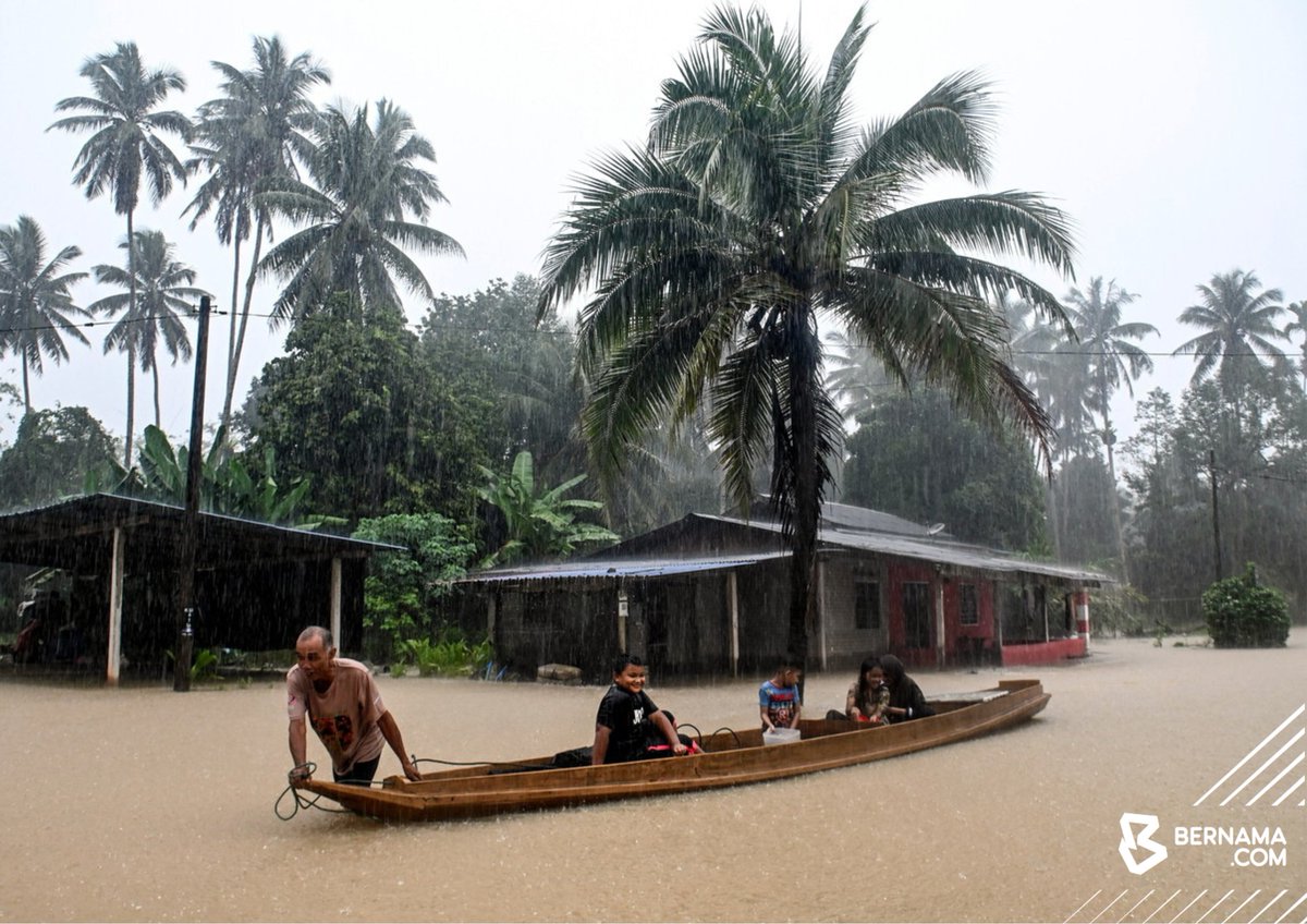 bernamadotcom's tweet photo. #Terengganu: Anggota Angkatan Tentera Malaysia (ATM) memberi peringatan kepada mangsa banjir agar mematuhi peraturan ketika banjir susulan kawasan berkenaan dinaiki air akibat hujan lebat di Kampung Shukor hari ini.

Jurucakap Sekretariat Jawatankuasa Pengurusan Bencana Negeri (JPBN) Terengganu berkata, ketika ini, sebanyak 20 PPS beroperasi di Dungun, 13 di Hulu Terengganu, lapan di Setiu, enam di Besut, enam di Kemaman dan satu di Marang.

📸 Mohd Syafiq Ambak | BERNAMA

#BernamaImages #Banjir