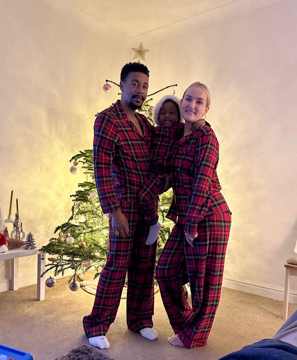 ReggieNaldo's tweet photo. Merry Christmas everyone!!! From my family to yours!❤️ https://t.co/jfqfpG4wpO