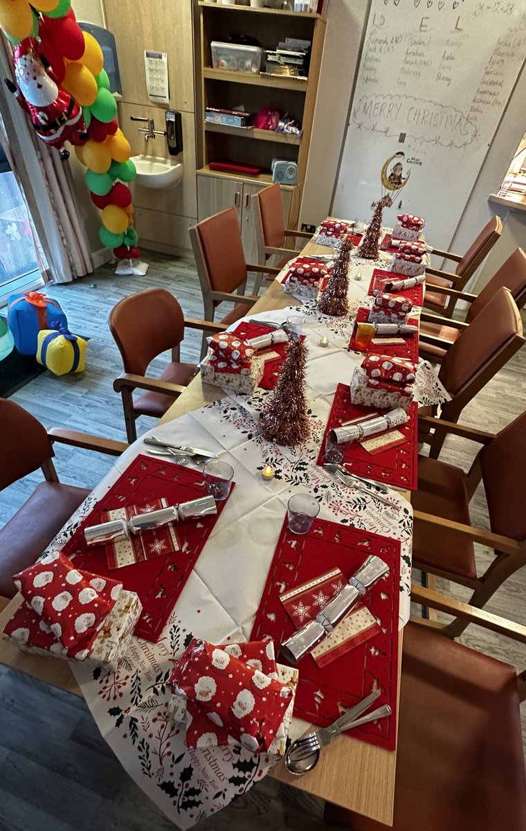 Table ready for @BronteWard01 christmas dinner 🫶🏻