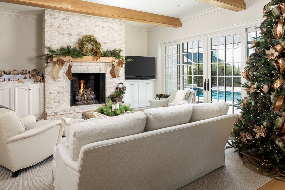 Simonini_Homes's tweet photo. It’s not what’s under the tree that matters most, it’s who’s around it. Simonini Homes wishes you a very Merry Christmas! May your holidays sparkle with joy and laughter! https://t.co/K1Qr0feN8m
