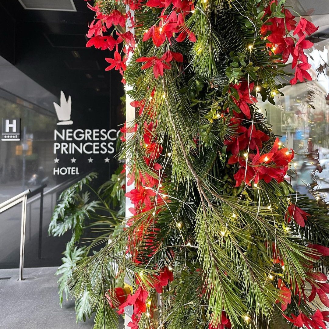 NgrescoPrincess's tweet photo. Te deseamos una Navidad mágica llena de alegría, calidez y momentos inolvidables desde tu hogar lejos de casa en Barcelona. ¡Feliz Navidad te desea #NegrescoPrincess! 🎅🌟

#PrincessHotels #navidades #merry #diciembre #hotel #barcelona #bcn #FelizNavidad #BonNadal https://t.co/osLMfd3e0f