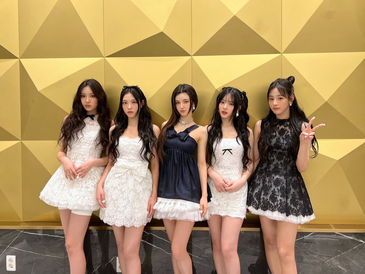 NewJeans_ADOR's tweet photo. [NewJeans Commentary👀]

버: 버니즈~~! 크리스마스에 버니즈 앞에서 저희 뉴진스의 무대를 보여줄 수 있어서 너무 특별했어요!🎄🌧️💖

니: 니드투노우 (need to know )💜😉~ 오늘 하루가 (크리스마스가🎄) 끝나갈 때 

즈: 즈음 버니즈를 떠올리며 하루를 마무리 할게요☺️ ditto??!😝🌟🌟

#NewJeans #뉴진스 #SBS #가요대전
