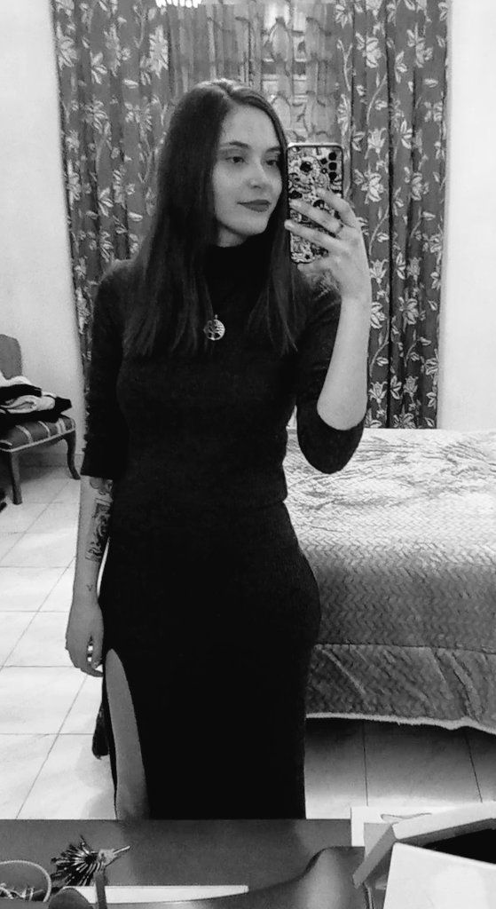 MerceScummy's tweet photo. Christmas 🖤🎄 https://t.co/hTEg84rCYQ