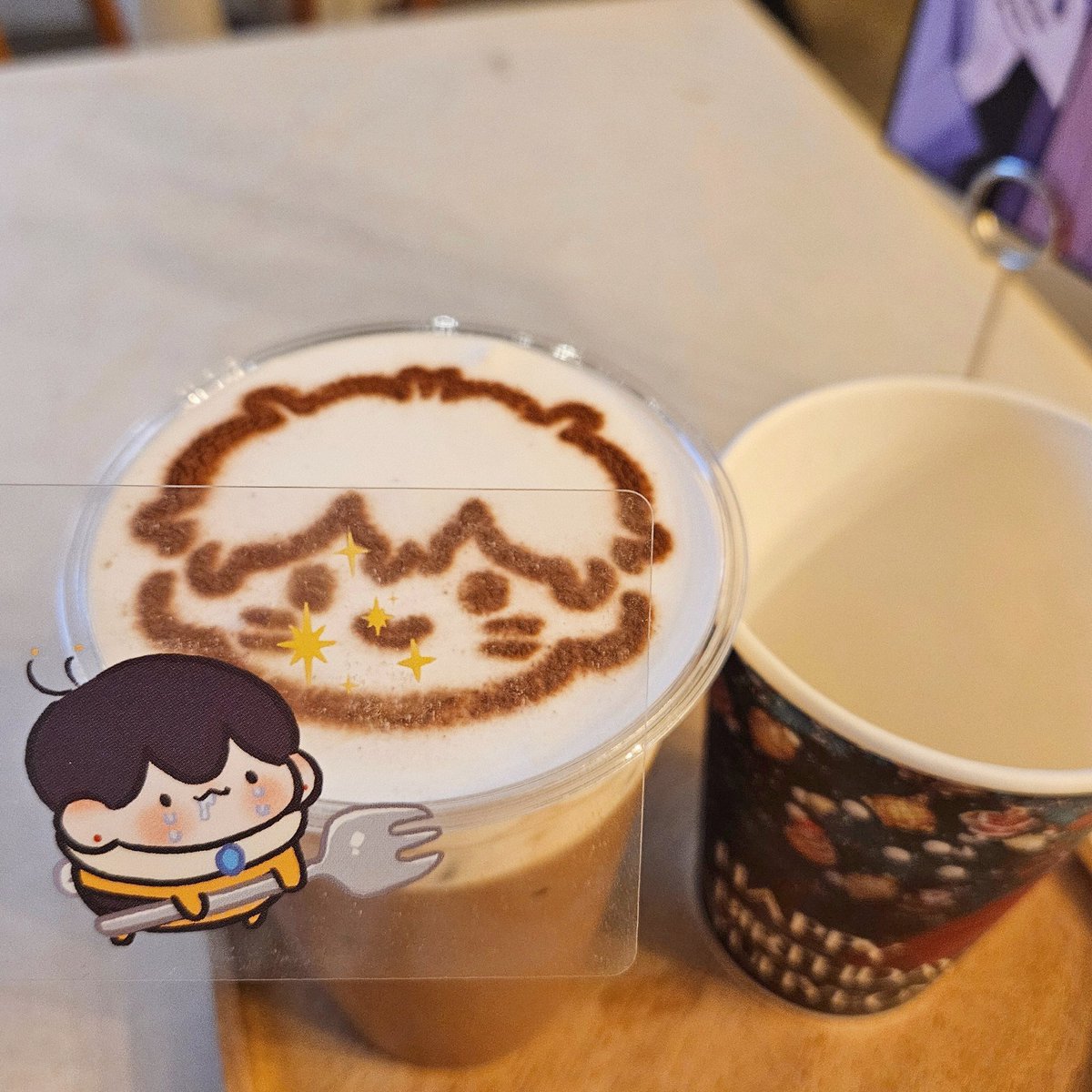 sbOW0a's tweet photo. 그리고 유현이 생일카페@HYHHBD1225 도! 다녀왔어요! 
완벽한 디피센스가 너무 부러워서 울어버렸ㄷr… 형제 인형들 너무 귀여워… 초코라떼 뭐야 이걸 어떻게 먹어… (한소장님이 맛있게 드셨습니다) 
어딜 봐도 애정이 가득 느껴저서 행복했어요💙 https://t.co/15IcglguHk