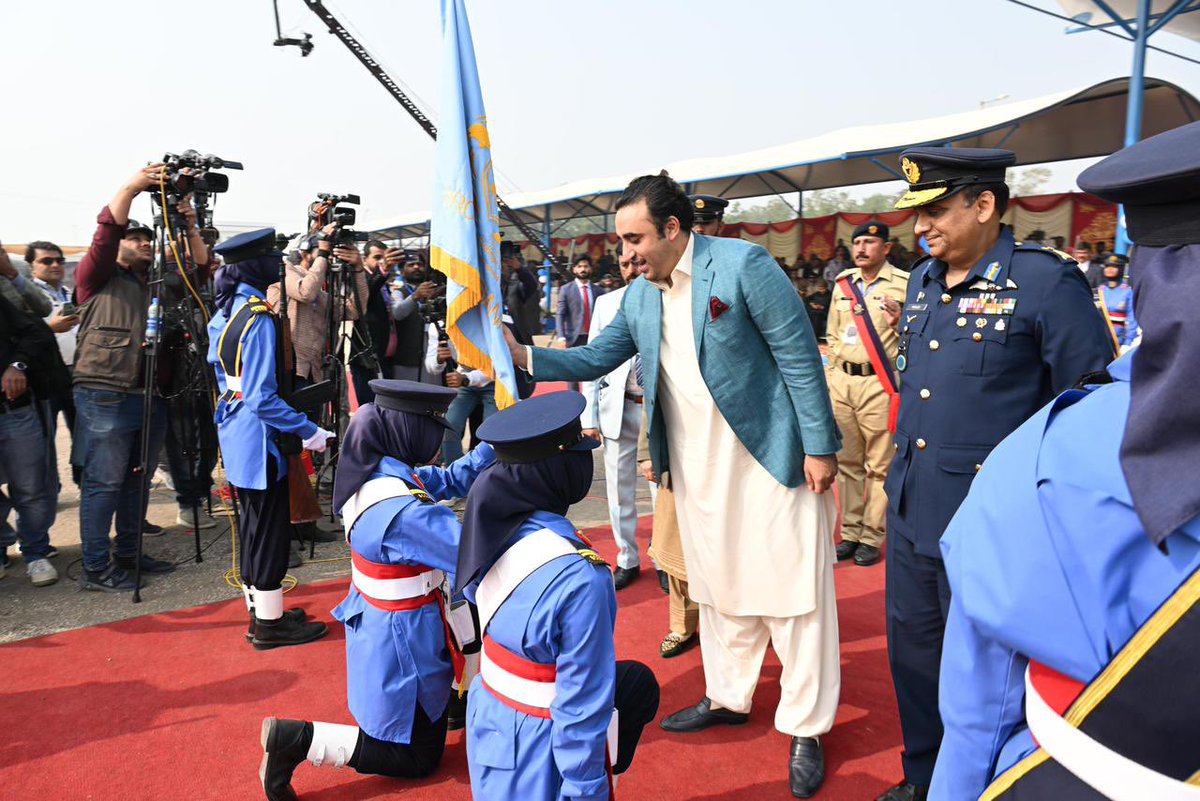 MediaCellPPP's tweet photo. نواب شاہ: پاکستان پیپلزپارٹی کے چیئرمین بلاول بھٹو زرداری بختاور کیڈٹ کالج برائے خواتین کی طالبات اور اساتذہ کو اعزازی اسناد دے رہے ہیں
@BBhuttoZardari https://t.co/LRcArBTxdg