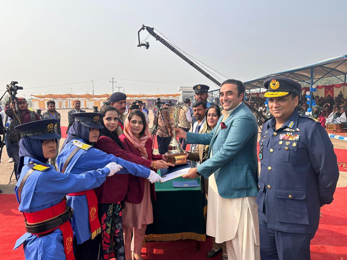 MediaCellPPP's tweet photo. نواب شاہ: پاکستان پیپلزپارٹی کے چیئرمین بلاول بھٹو زرداری بختاور کیڈٹ کالج برائے خواتین کی طالبات اور اساتذہ کو اعزازی اسناد دے رہے ہیں
@BBhuttoZardari https://t.co/LRcArBTxdg