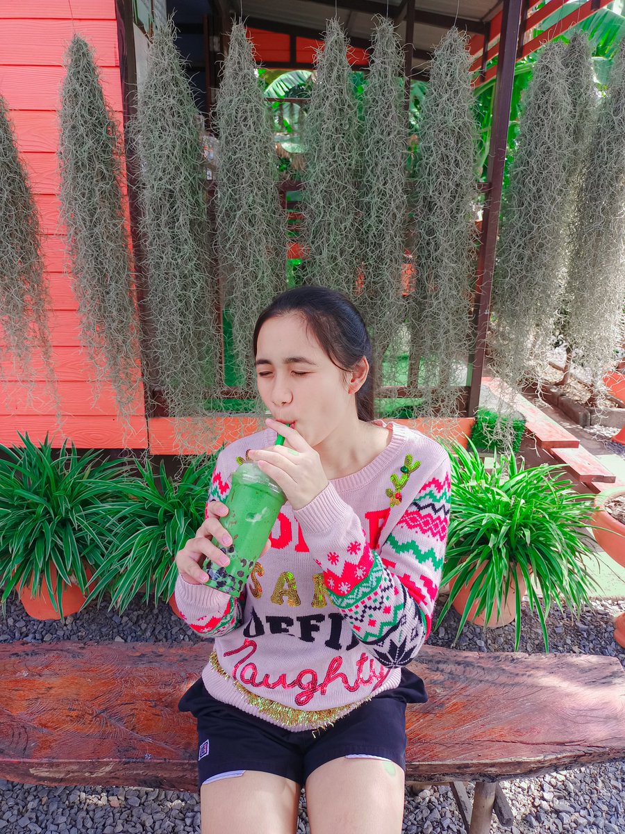 Thidaa_rat's tweet photo. หน้าไม่คม แต่อม(ไข่มุก)เก่ง🧋
Merry Christmas 🎄🎁
#สาวเมืองลิง https://t.co/vJUFWK4hZl