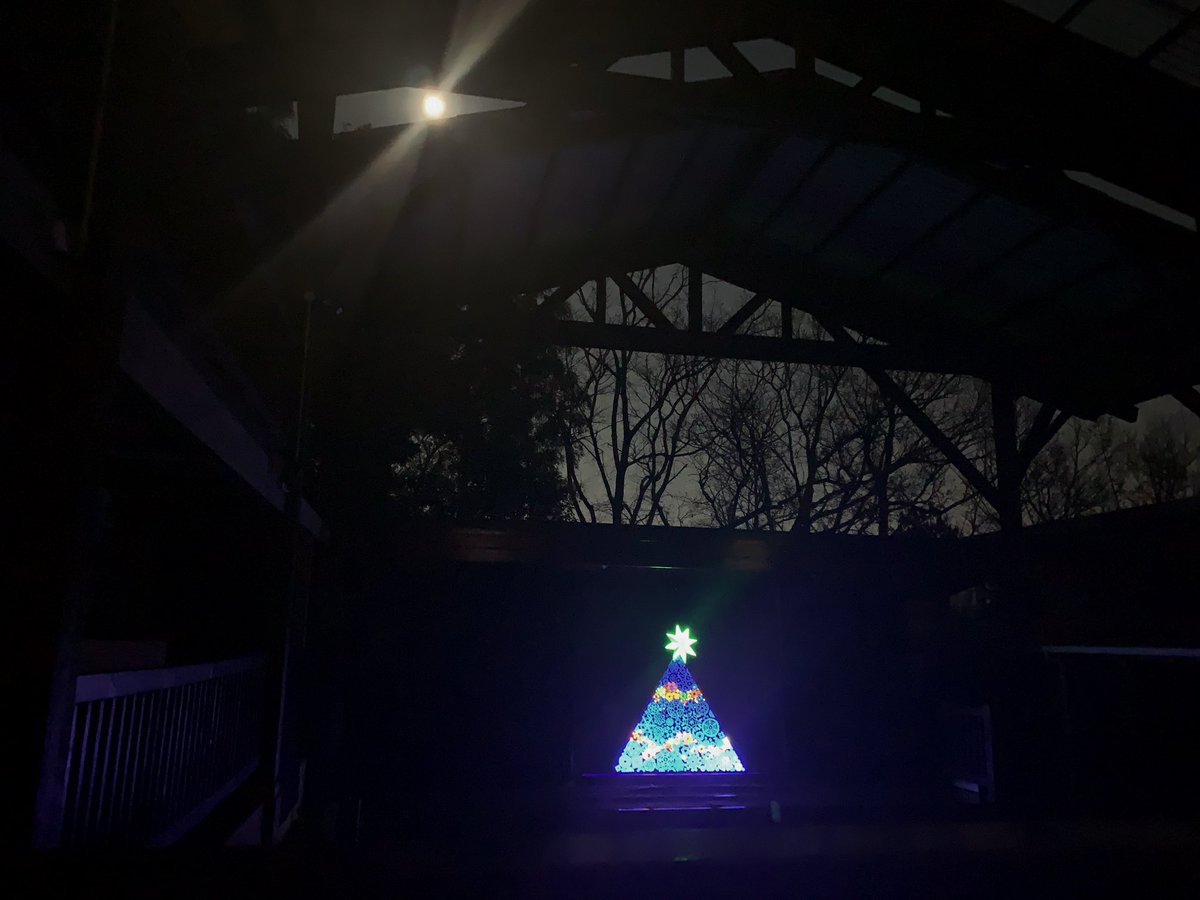 kazenotanimovie's tweet photo. 風の谷幼稚園のクリスマス会にお邪魔してきました。
お母様たちが披露した歌、ブラックライト、ダンスは素晴らしいチームワークによるパフォーマンスでした。
幼稚園のすべり台下にはツリーのデコレーション🎄
いつもと雰囲気の違う風景に子どもたちもとても嬉しそうでした。

#メリークリスマス https://t.co/lSYBPIZQEx