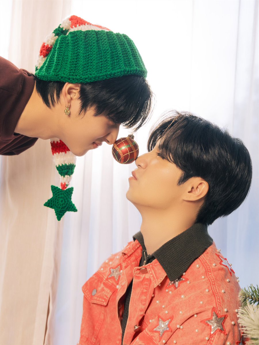 Ha_uxZNN's tweet photo. 🎊Merry Christmas 🎊ZNN 🐱🐺
อยู่เคียงข้างกันแบบนี้ไปนานๆ

#คริสต์มาสนี้คิดถึงซีนุนิว 
#ZeeNuNew #ZeePruk #NuNew 
 #FanArtForZeeNuNew https://t.co/DAKpKLZBdt