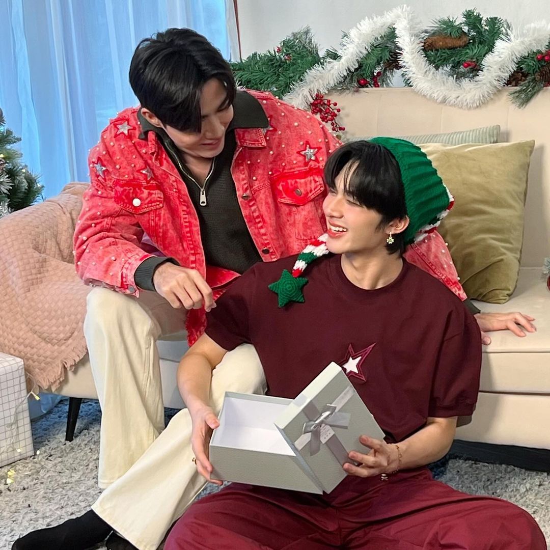 Ha_uxZNN's tweet photo. 🎊Merry Christmas 🎊ZNN 🐱🐺
อยู่เคียงข้างกันแบบนี้ไปนานๆ

#คริสต์มาสนี้คิดถึงซีนุนิว 
#ZeeNuNew #ZeePruk #NuNew 
 #FanArtForZeeNuNew https://t.co/DAKpKLZBdt