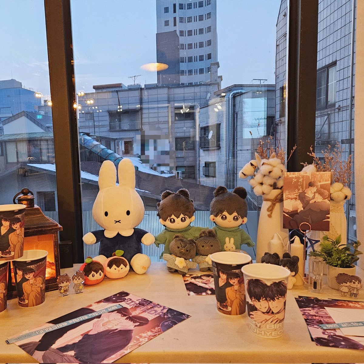 sbOW0a's tweet photo. 그리고 유현이 생일카페@HYHHBD1225 도! 다녀왔어요! 
완벽한 디피센스가 너무 부러워서 울어버렸ㄷr… 형제 인형들 너무 귀여워… 초코라떼 뭐야 이걸 어떻게 먹어… (한소장님이 맛있게 드셨습니다) 
어딜 봐도 애정이 가득 느껴저서 행복했어요💙 https://t.co/15IcglguHk