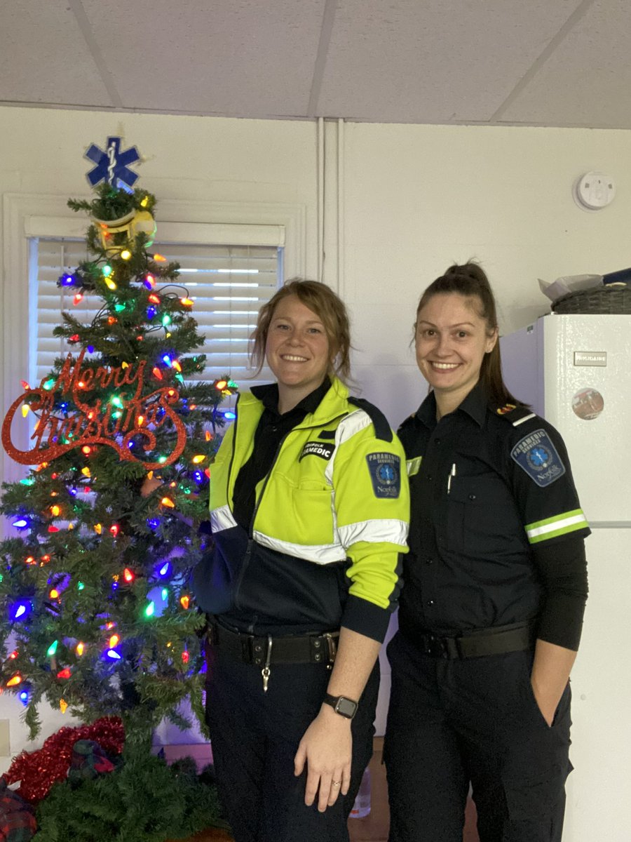 279Local's tweet image. Merry Christmas and Happy Holidays to all of the Paramedics @NorfolkEMS and a special shoutout to all of the Paramedics working today and over the holidays 🚑🎄🎄@NorfolkCountyCA