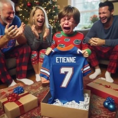 kingshaad19's tweet photo. #NewProfilePic @musclepug54 Merry Christmas to everyone except Trevor Etienne. #thwg https://t.co/B8NJr4yLfF