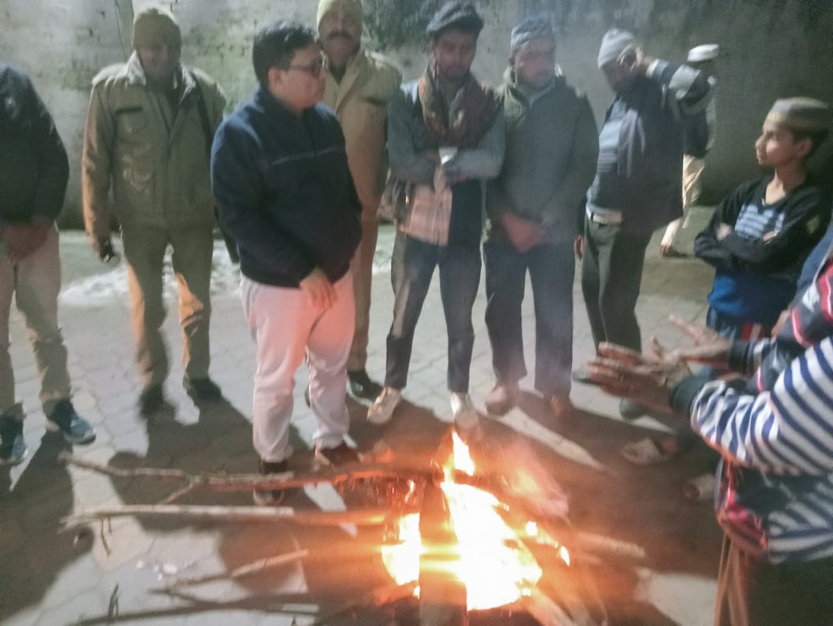 Tehsil behat janpad सहारनपुर  में जिलाधिकारी महोदय के निर्देशानुसार प्रतिदिन सर्दियों में अलाव जलाये जा रहे हैं