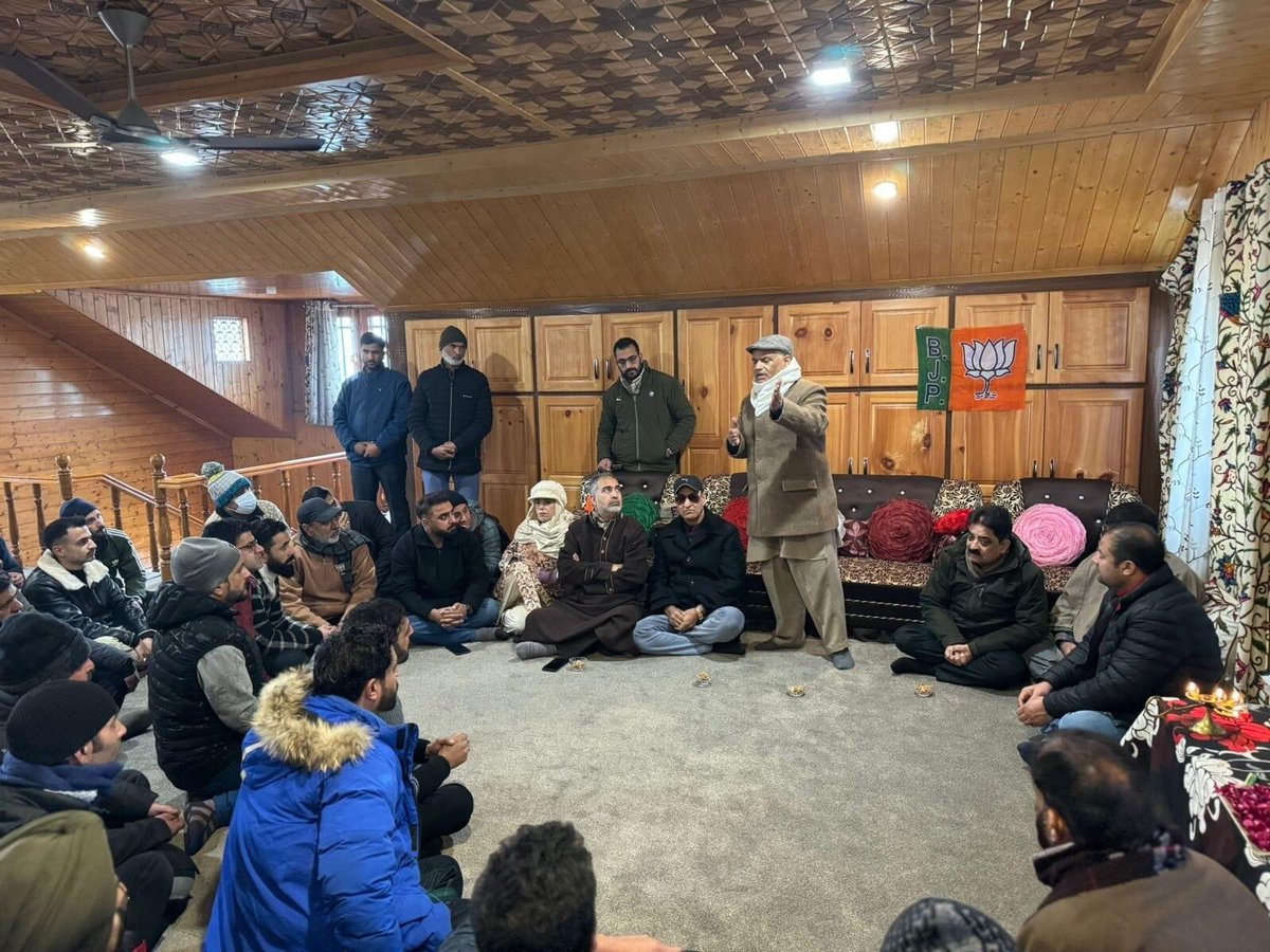 AshokKoul59's tweet photo. Paid tributes to Shradheya Atal Bihari Vajpayee Ji on his Birth Anniversary at Bank Colony Rawalpora , Srinagar.. https://t.co/VfD64law4T
