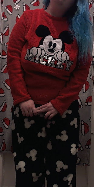Merry Christmas everyone! 😇🎄  Join me at 6pm for a special #Christmas #cam sesh. xx  https://t.co/ZtN7iUOGrN<a href="/tag/christmas"class="tags"><span>#christmas</span></a><a href="/tag/cam"class="tags"><span>#cam</span></a>
