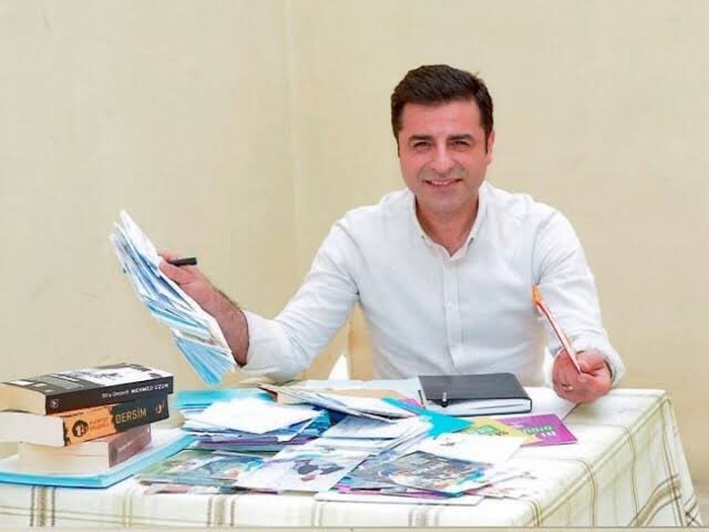 LogHaber's tweet photo. Selahattin Demirtaş: 

“Hz. Muhammed bugün yaşasaydı İstanbul Sözleşmesi’nden BM sözleşmelerinden daha ileri bir sözleşme yazardı. Söyledikleri devrimciliktir. Hz. Muhammed dönemin en büyük sosyalistlerindendir. Yoksulun ve emekçinin yanındadır. Serveti yoktur.” https://t.co/3MMp1jxTqa