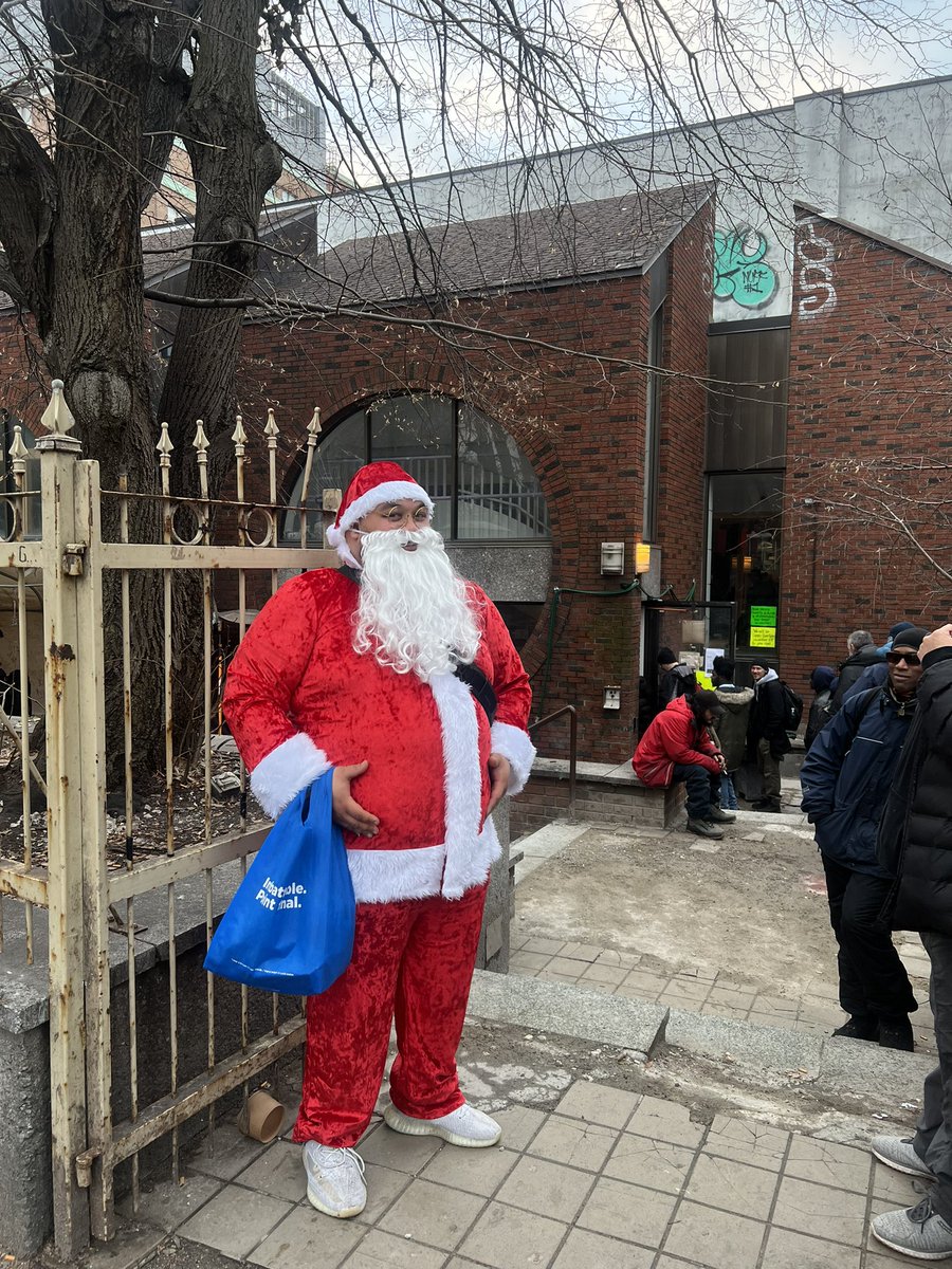 Celebrating Christmas at Resilience Montreal! Please support us!! resiliencemontreal.com/en/donate