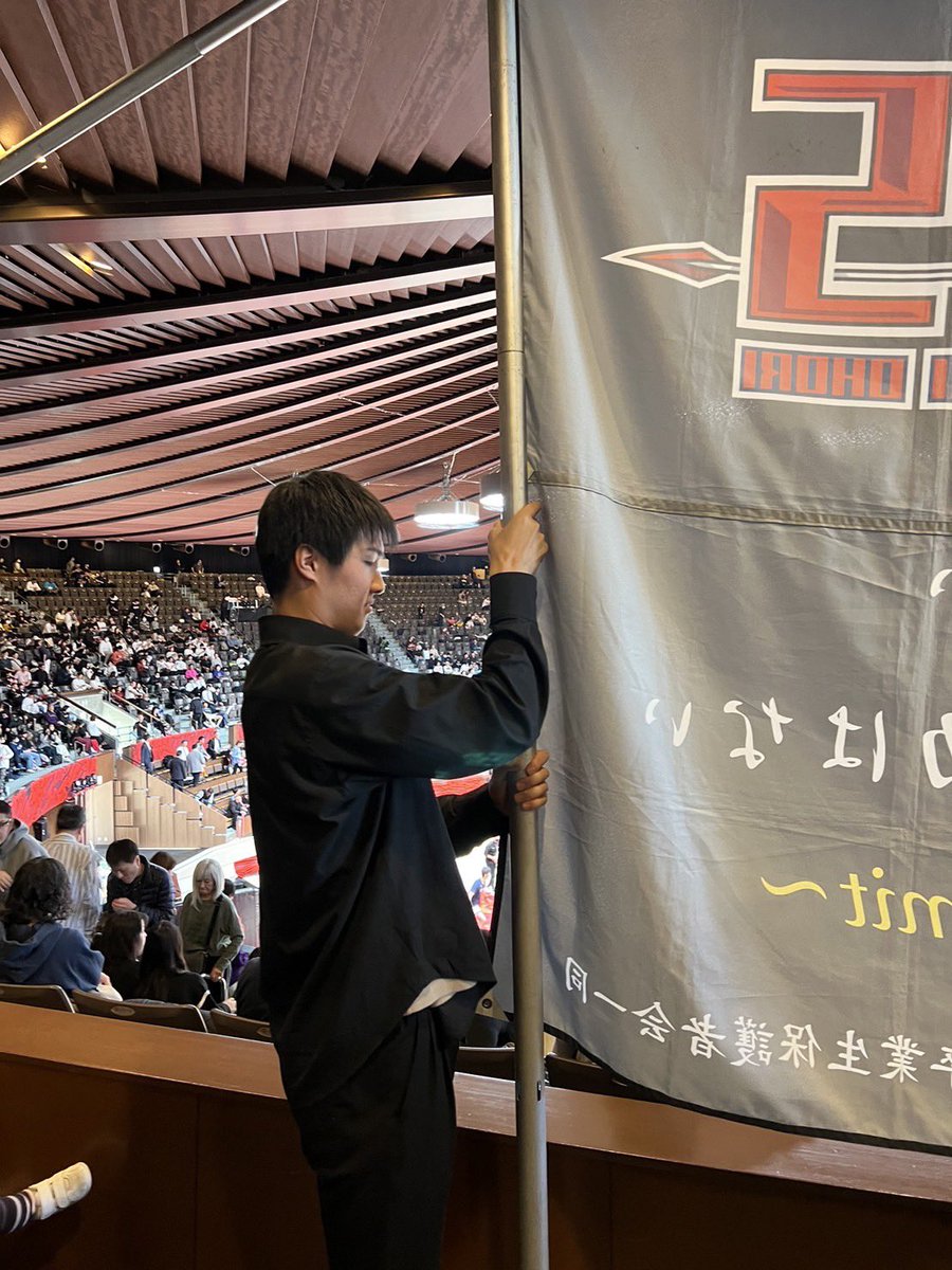 taichi0244's tweet photo. 実は日清リーグ最終戦大濠応援いってました。(sns自粛中)
バランスよく役割もはっきりしてて色んなキャラがいて面白いチーム！
インターハイ出てない分全国の経験値は少ないけど勢いにのっちゃえば🙆‍♂️

この日のOBの中で1番下っ端だったので部旗を掲げる仕事してきた
強豪校あるある？😂
応援いきたい📣 https://t.co/B679LtWnAq