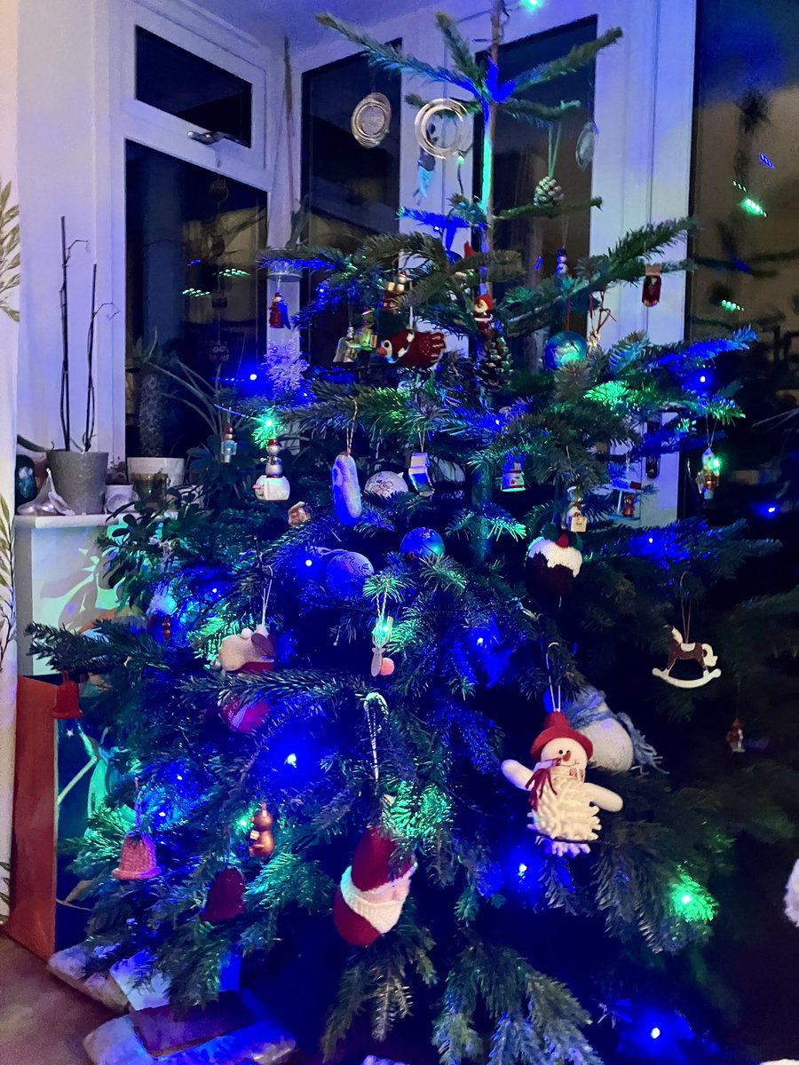 Merry Christmas from us - delighted to have made it home from <a href="/SATHWMpaeds/">Childrens Ward @SATH</a> on 23/12 after a pretty scary 17day stay. Thanks to all who looked after H - both at Telford &amp; <a href="/Bham_Childrens/">Bham Children's Hosp 💙</a> 🎄🎄🎄