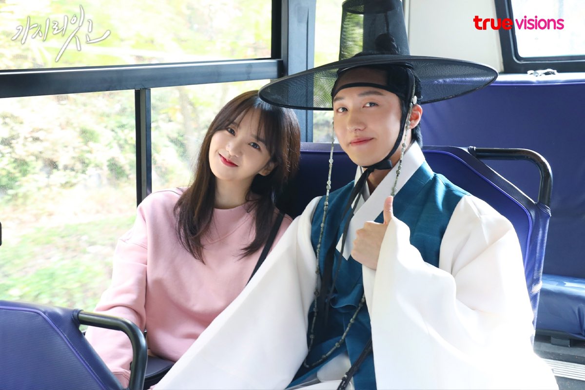 _series1005_'s tweet photo. #MustYouGo
#รีวิวซีรีส์เกาหลี 
เรื่องราวของหญิงสาวที่ถูกจ้างให้เล่นดนตรีในคืนจันทรุปราคา🌙 ซึ่งบทเพลงดังกล่าวดึงนักดนตรีหนุ่มเลื่องชื่อในยุคโชซอนให้ข้ามมิติมายังโลกปัจจุบัน ดูเพลิน น่ารัก มีปมให้ตาม พล็อตสนุกมาก แต่ด้วยความเป็นมินิซีรีส์ การตัดต่อเลยไม่ค่อยสมูท ทางviu
📍8.7/10 https://t.co/C50S5G7WIn