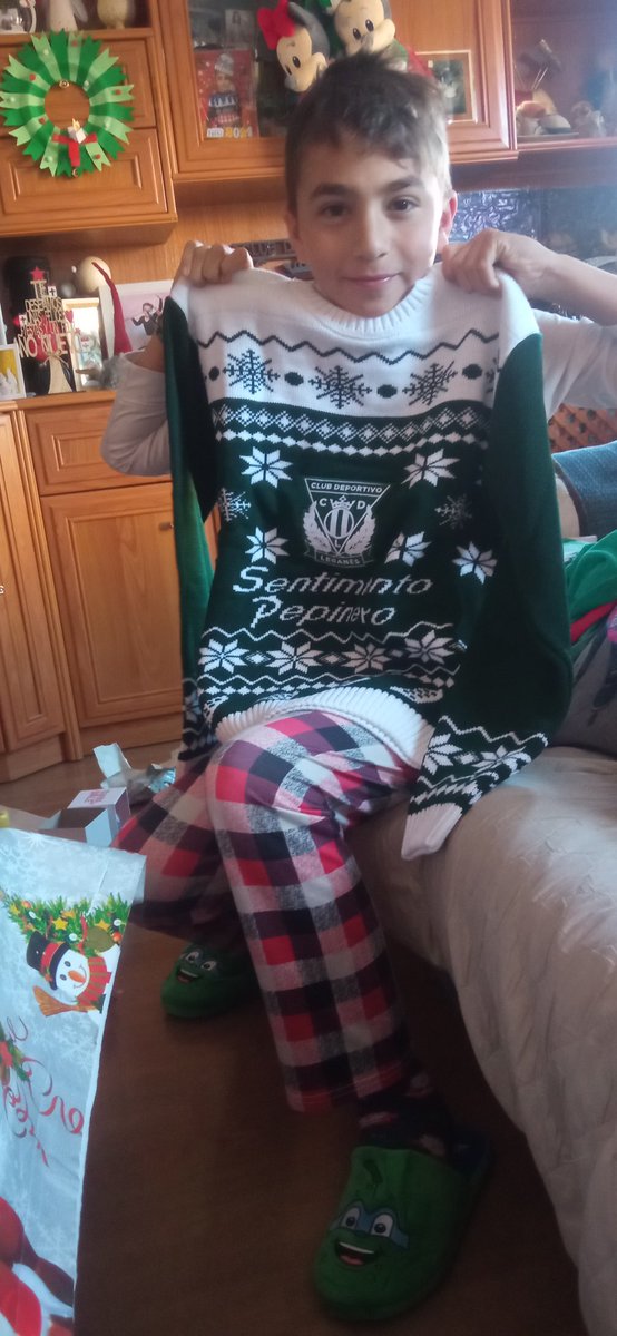 Rakelsp5's tweet photo. @CDLeganes Kit completo calentito calentito: zapatillas Superpepino y jersey Navideño https://t.co/BjBCVnSq2S