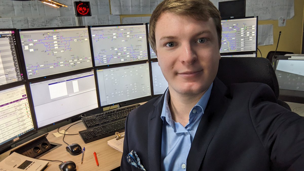 NicholasNCE's tweet photo. In France, trains run on Christmas Day like on any other public holiday.
So a very Merry Christmas from the signalling centre here in Toulouse! 🥂🌲 https://t.co/UQ0WCAjbF2