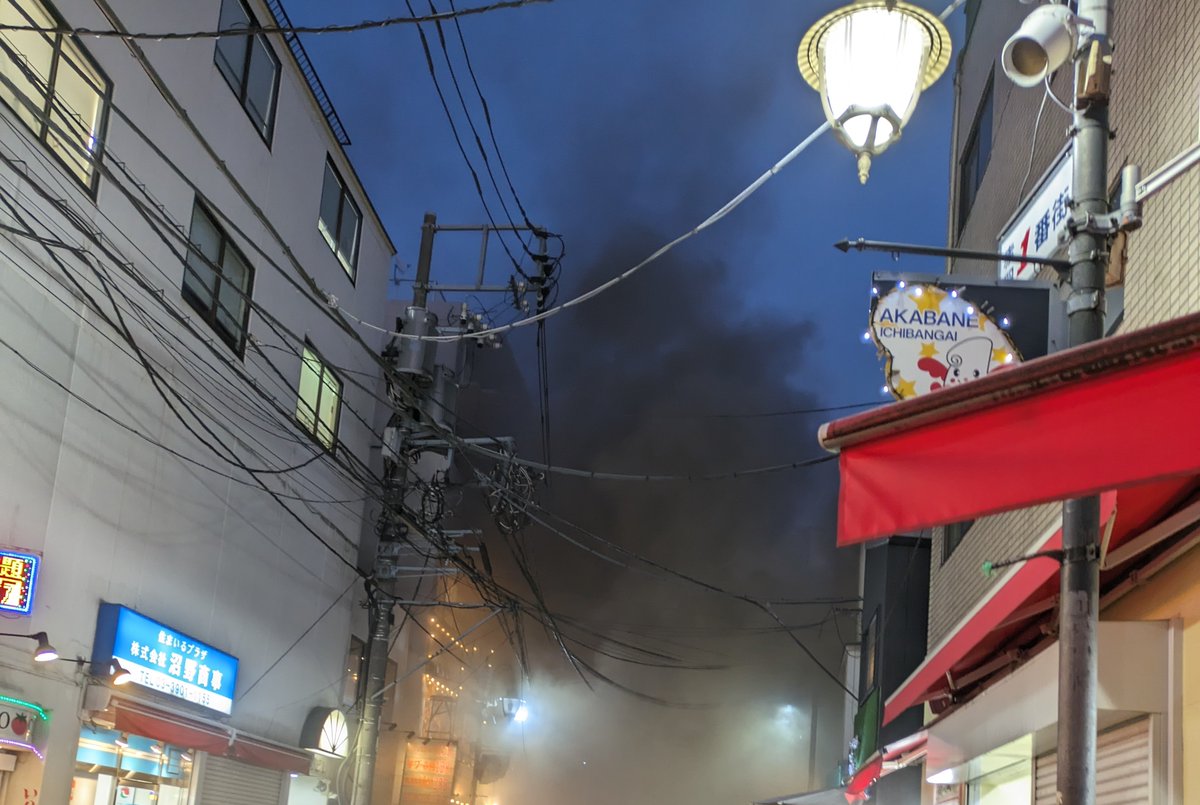 ash_philosophy's tweet photo. 赤羽で夕食がてら少し飲もうとしたら数口目で近所が燃え始めた。口をおさえながら脱出したら興奮気味のキャッチに「避難どうすか！？おっぱいあります！！」と言われ、この街はダメだなと思った https://t.co/1wjrchfUiS