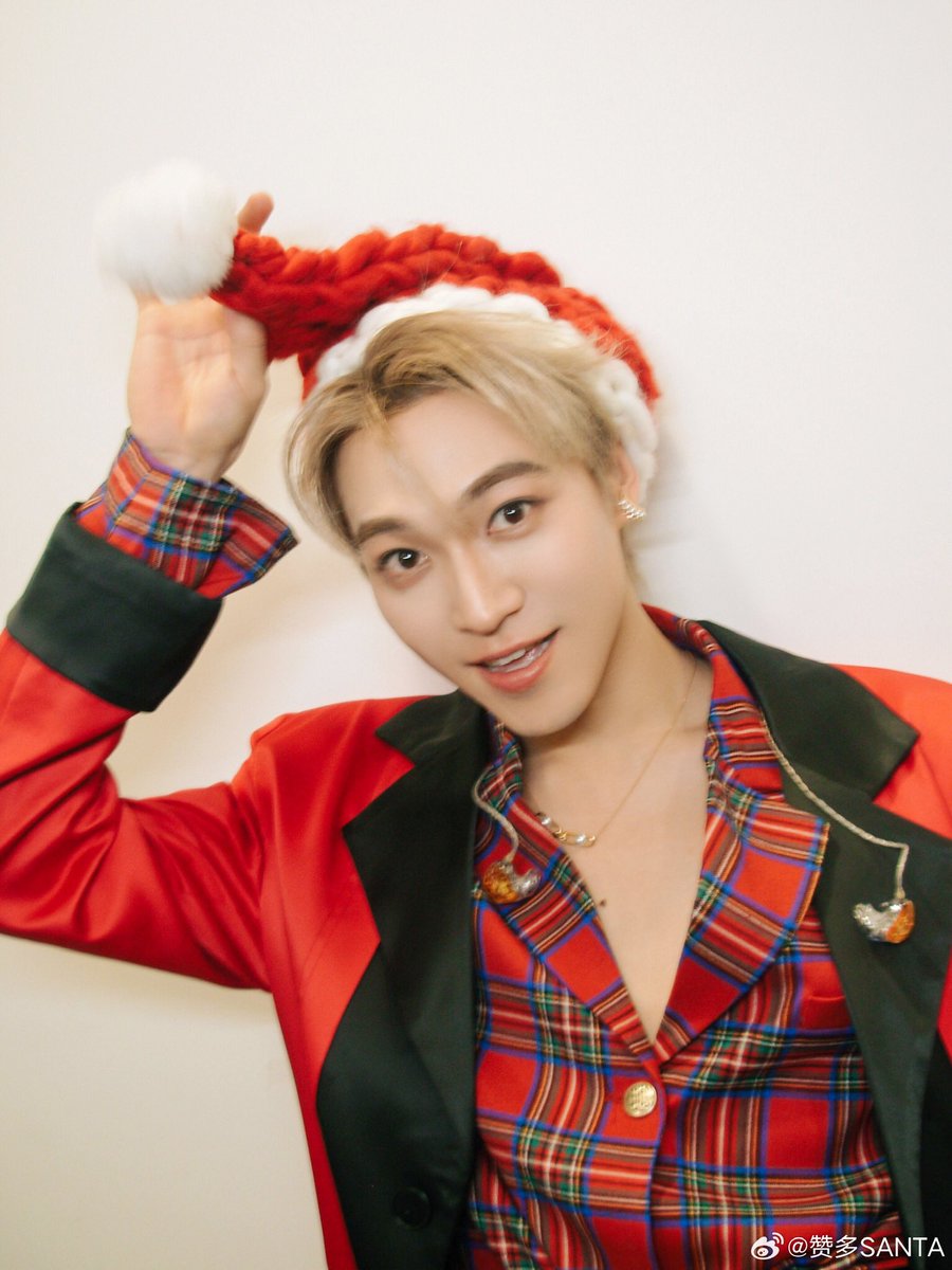 PH1TEL's tweet photo. Merry Christmas 🎄
@santa_zanduo 

: สำหรับปีนี้ ซานตะในฐานะศลป.เดี่ยว ถือว่าเติบโตในวงการจีนเร็วมาก ไม่เพียงแต่ความทุ่มเท แต่ความคิดสร้างสรรค์ที่เหลือล้น ทำให้ซานตะโดดเด่นมากในปีนี้ ซานตะมีหลากหลายมุมให้เราได้สัมผัสเรียนรู้ใหม่เสมอ และปีใหม่นี้หวังว่าเราจะได้รู้จักซานตะมากขึ้น🧡 https://t.co/Lc87pnFzhM