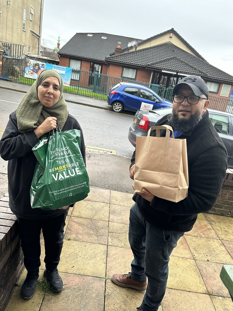 Our volunteers are out delivering Christmas meals and spreading some festive cheer 🎄🎄🧑‍🎄🎅🎅

Thank you to <a href="/TheRobHarvey_/">Rob Harvey</a> for collecting an incredible £600 to help pay for these meals 👏