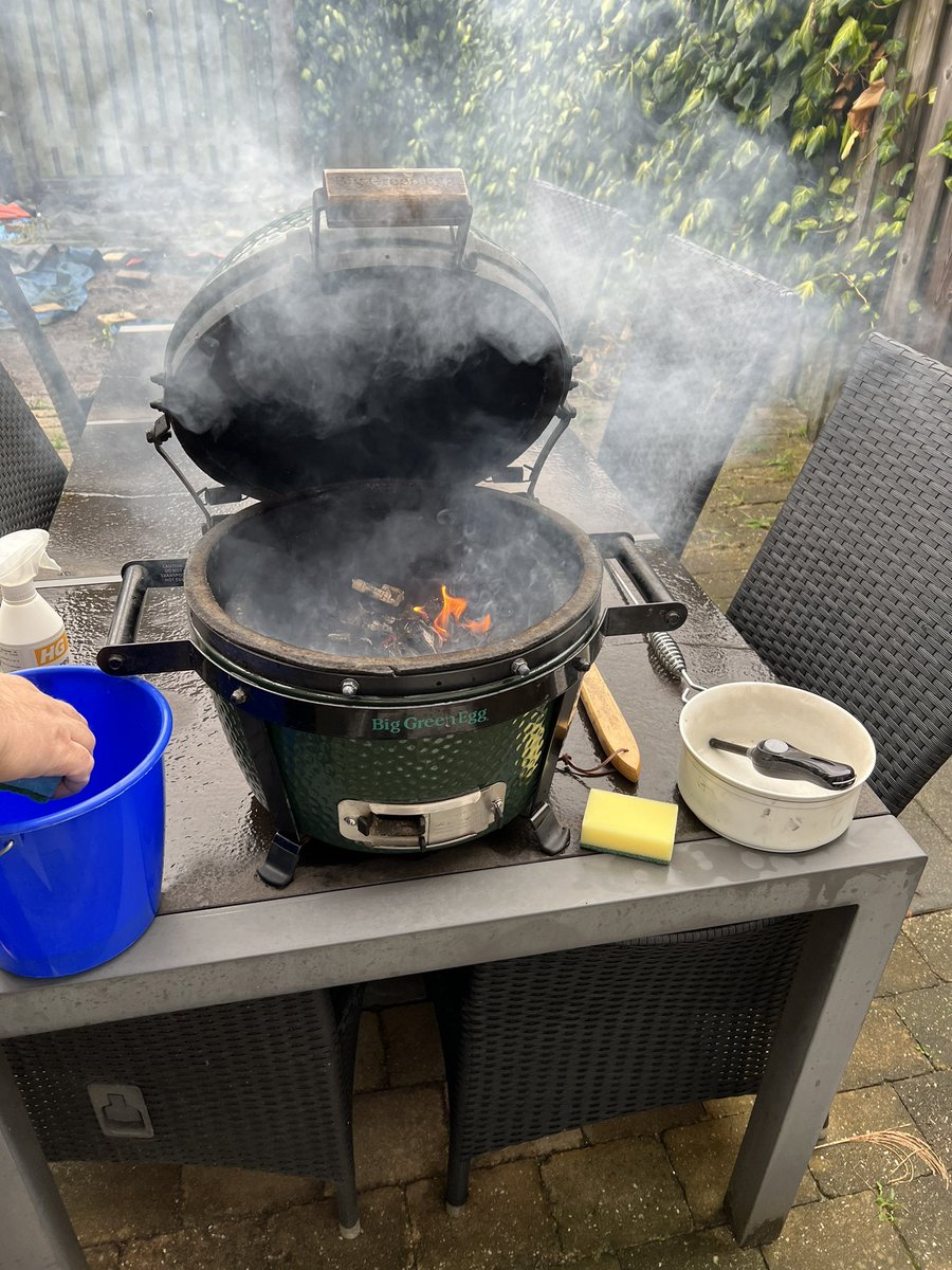 LadyDorrie's tweet image. Manlief druk bezig met de voorbereidingen voor het kerstdiner voor twee! #biggreenegg #kerst2023