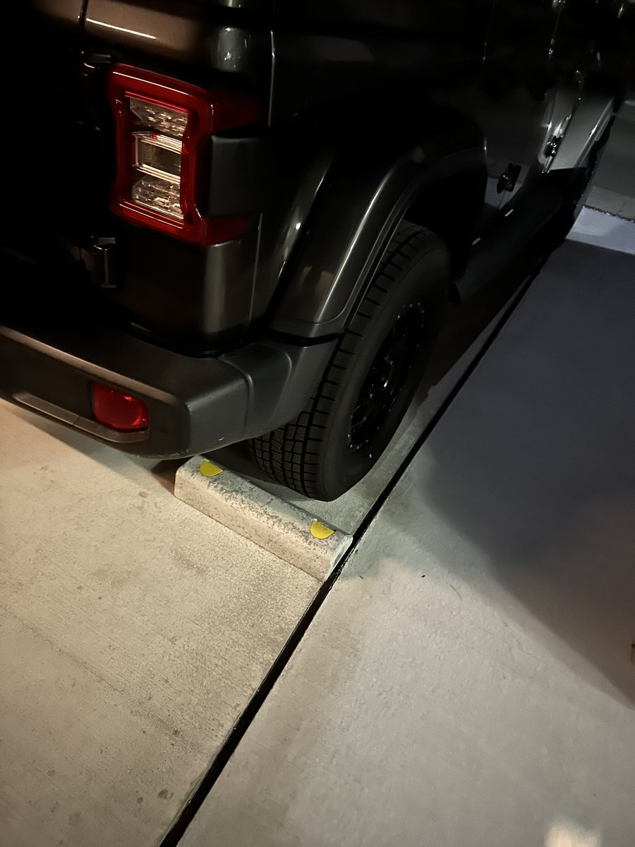 この黒い車まじで駐車場の規格越えてるし駐車下手くそやし4ねよ。

うざすぎてこの前管理会社に報告したせいか知らんけどえぐいよってるし。

下手くそがでかい車乗んなや。🖕😊

今週中には消える事になったんすけどね