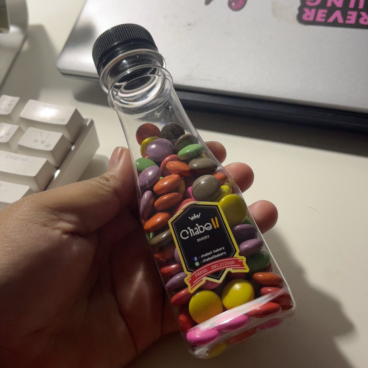 แม่เป็นผู้หญิงที่เก่งมาก เก่งในทุก ๆ เรื่อง เมื่อวานดิ่งเกือบตาย จะกินยาฆต* แม่บอกค่อยกิน ละวันนี้ตอนบ่าย ชีซื้ออันนี้มาให้ คล้าย ๆ m&amp;m แม่บอกกินเยอะแค่ไหนก็ได้แต่ต้องแปรงฟันด้วย