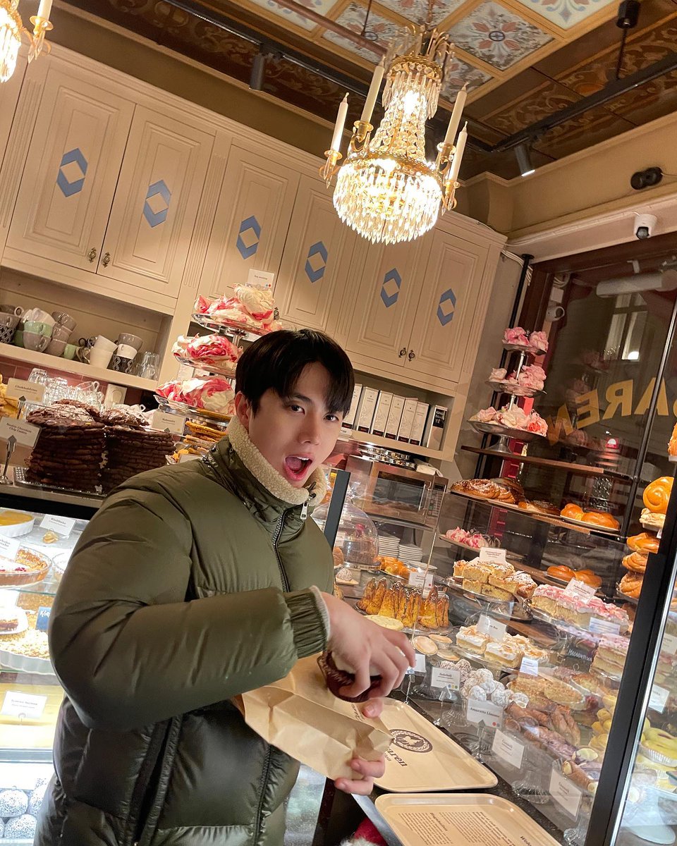 Inndmdhd's tweet photo. Inn IG update💙
This is Christmas or Valentine's Day？
#innsarin https://t.co/R5fHqLvfyI