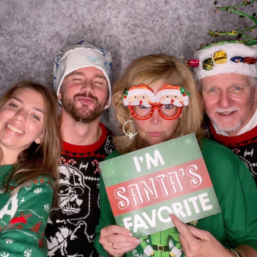 starpointbrands's tweet photo. Happy Holidays from the Starpoint Brands family to yours! https://t.co/K8R9tSY7iX