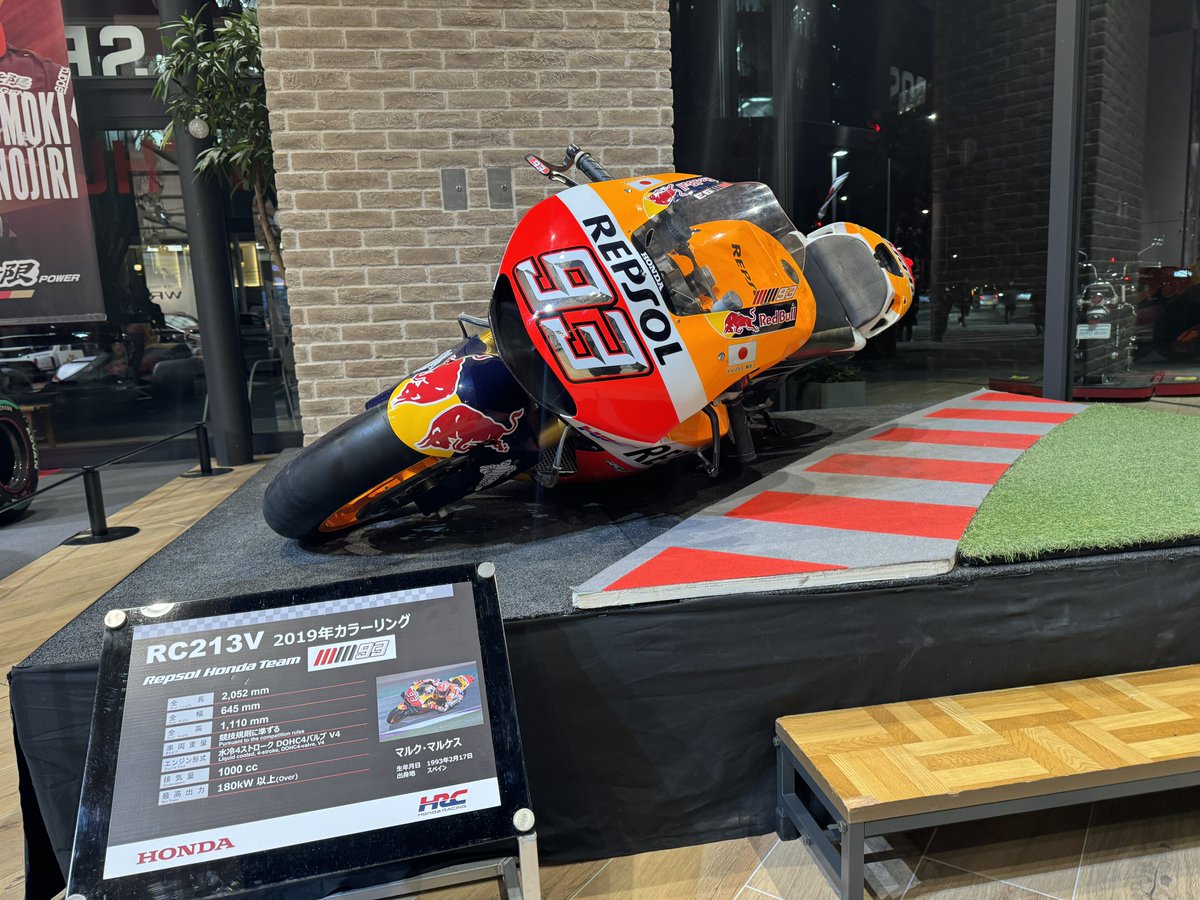 ebitenKhoda's tweet photo. 今日のハイライト!
渋谷にナイトライドに行った。ギアがないから赤坂と渋谷の坂がキツすぎた!あと青山のホンダでRC213V跨がれてマジで興奮した!
#KhodaBloom #シャコタンチャリ #HRC https://t.co/hQhkEW405P