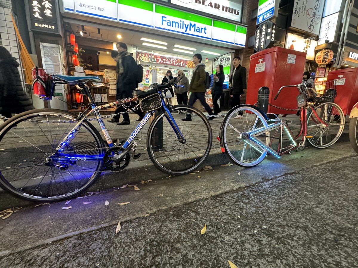 ebitenKhoda's tweet photo. 今日のハイライト!
渋谷にナイトライドに行った。ギアがないから赤坂と渋谷の坂がキツすぎた!あと青山のホンダでRC213V跨がれてマジで興奮した!
#KhodaBloom #シャコタンチャリ #HRC https://t.co/hQhkEW405P