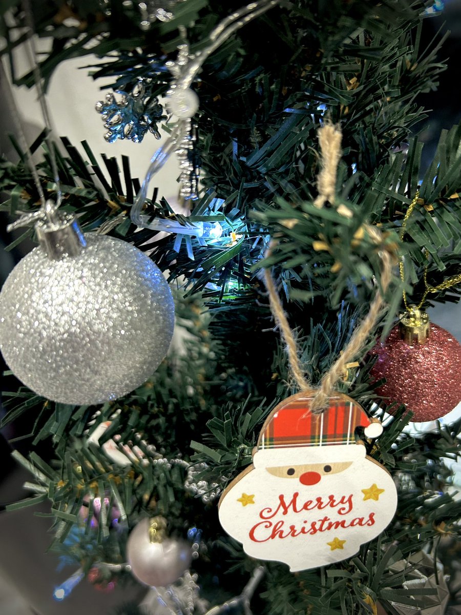 FIFI_Egypt's tweet photo. 今日はYouTubeチャンネルの撮影の合間にささやかな、クリスマス会兼忘年会をしました🎄 #FRUCTUS のケーキを買ってきて頂いたんだけど、ここのケーキ凄いね、どれも美味しい、このドーム型の抹茶ケーキなんて、本当に濃厚な大人の抹茶で感激!オススメできる✌️今年も残すところあとわずか、頑張る💪 https://t.co/2kbhhzDzgJ