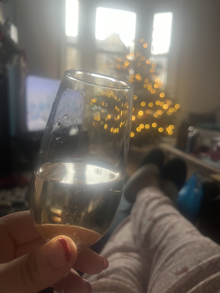 poliwol's tweet photo. @led0073 I’m seeing family later, but started the day with some festive Champagne #JoinIn https://t.co/omQbNRFdBZ