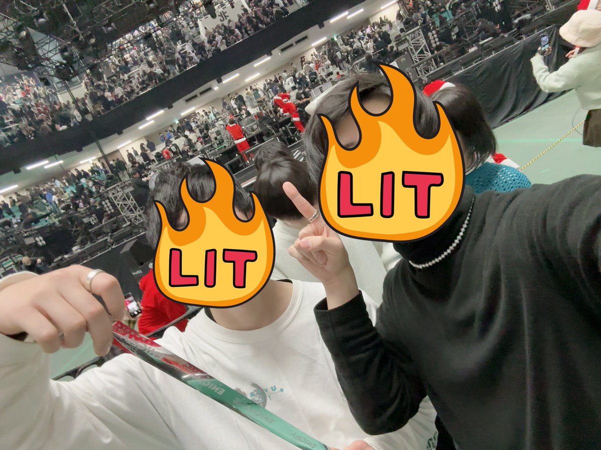 u_vvvver's tweet photo. UVER人生の中で最高の席引いて腰抜けてた…嗚呼終わり良ければ全て良��ってこのことかと。曲も歌詞も全てが涙腺ぶっ壊しに来るからもうUVERworldこれだから止められないの一言。歳とっても変わらずそこに居てくれてありがとう🙏 https://t.co/eHBD6Syjnh